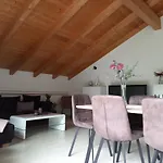 Au Lägenhet *